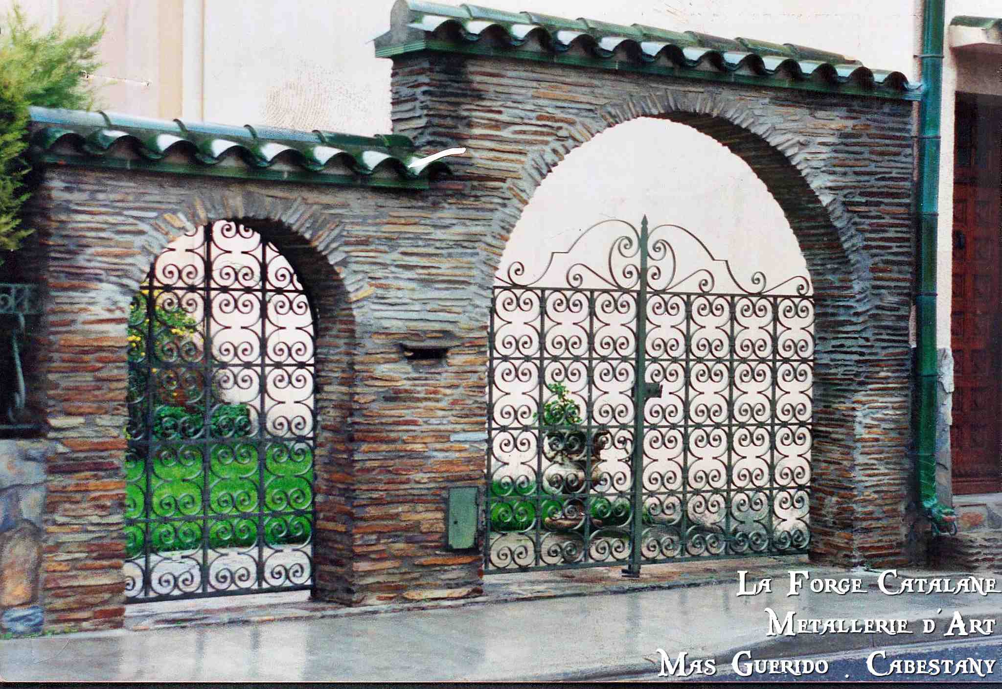 portail 2 vantaux ouvrage forge catalane.jpg